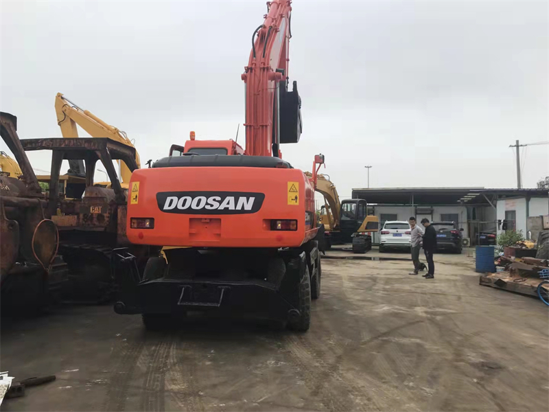 Doosan DH210w Excavator
