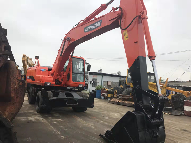 Doosan DH210w Excavator