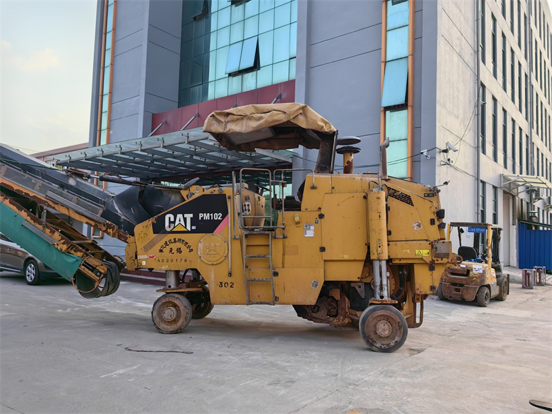 Used road milling machine original Cat PM102
