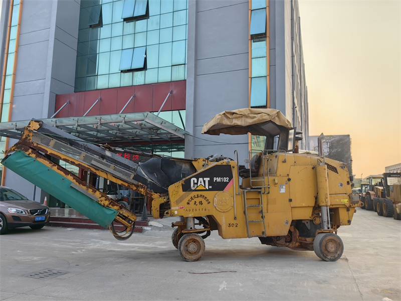 Used road milling machine original Cat PM102