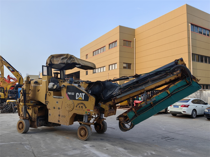 Used road milling machine original Cat PM102