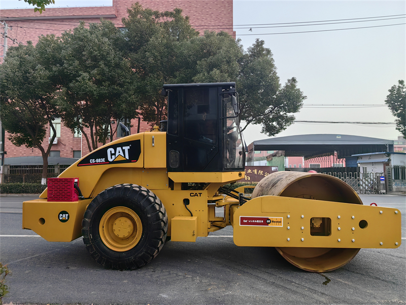 Caterpillar compactor CS-683E Road Roller