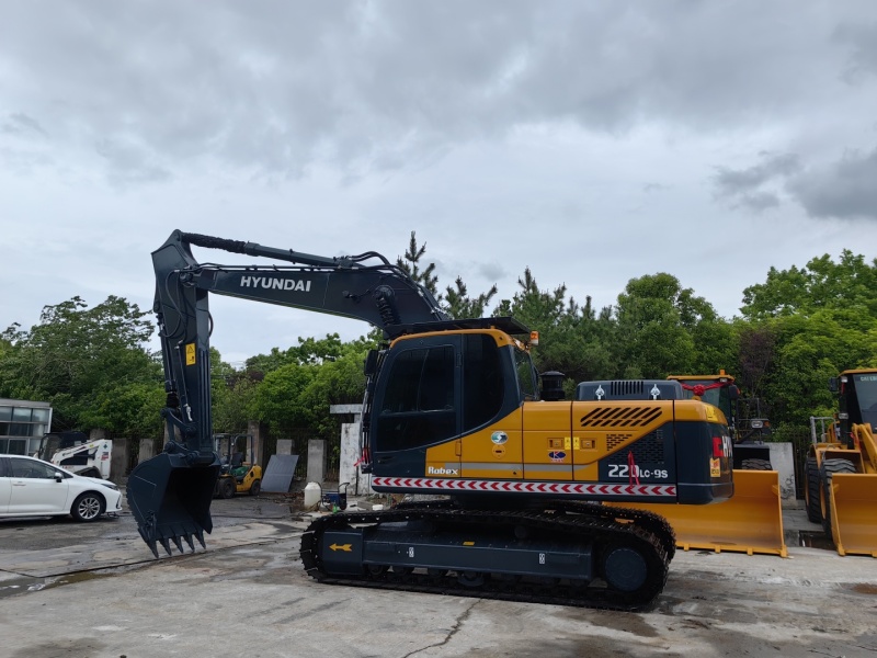 hyundai 220LC-9S crawler excavator