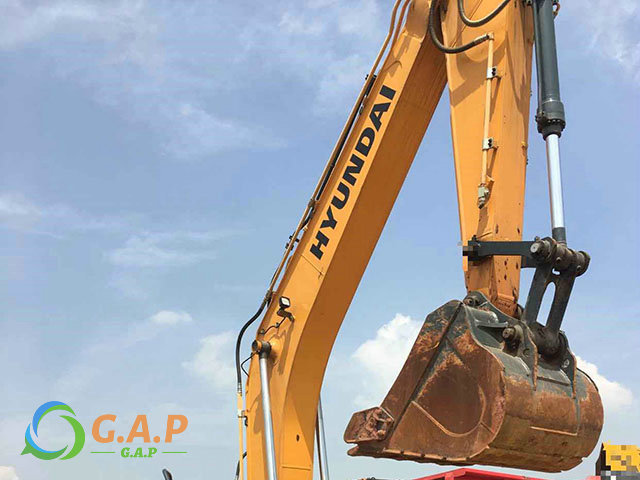 Hyundai R225 Excavator
