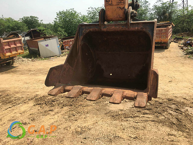 Hyundai R225 Excavator