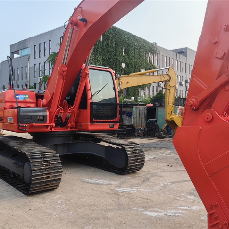 USED DX225 DOOSAN EXCAVATOR 