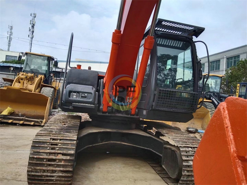 Hitachi Zaxis 200-3 excavator