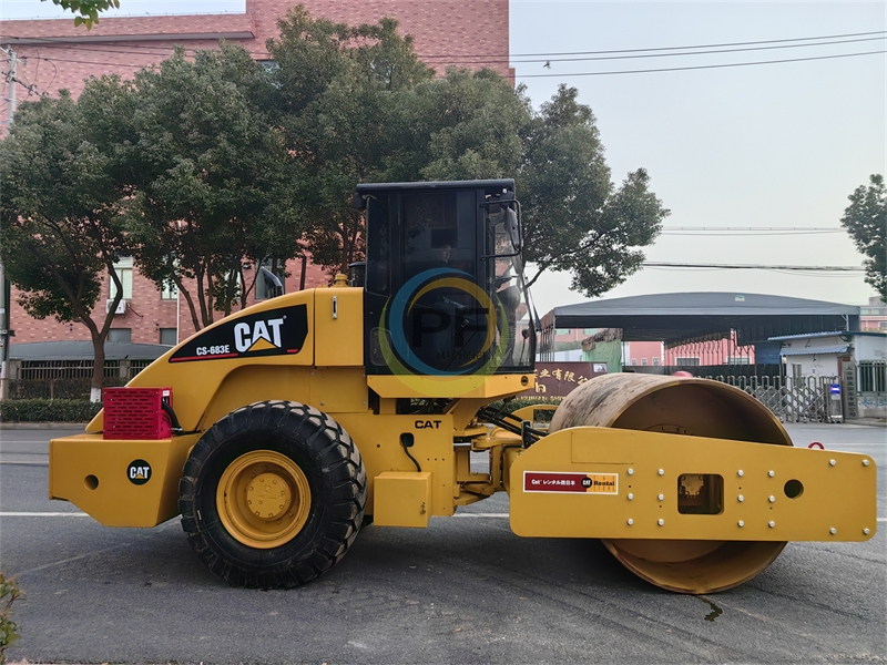 Caterpillar compactor CS-683E Road Roller