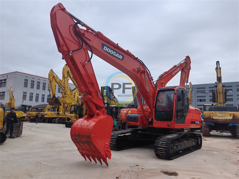 Doosan DX225 Crawler excavator