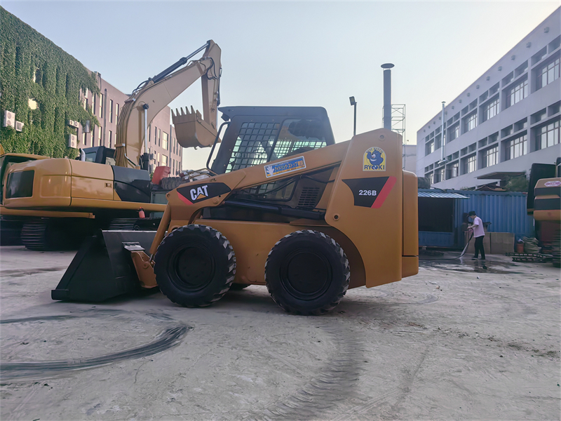 Cat mini loader 226b skid steer loader