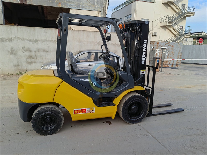 Komatsu fd30 3ton forklift with 3 stage 4.5m lifting