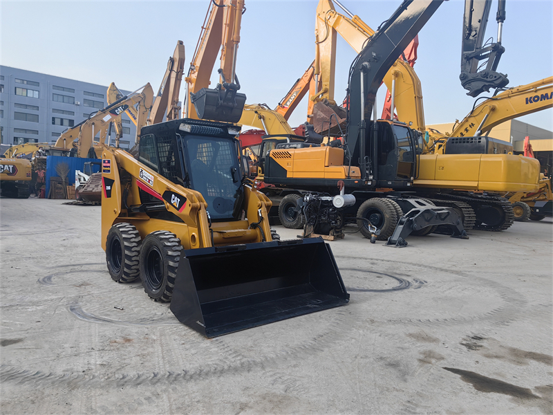 Cat mini loader 226b skid steer loader